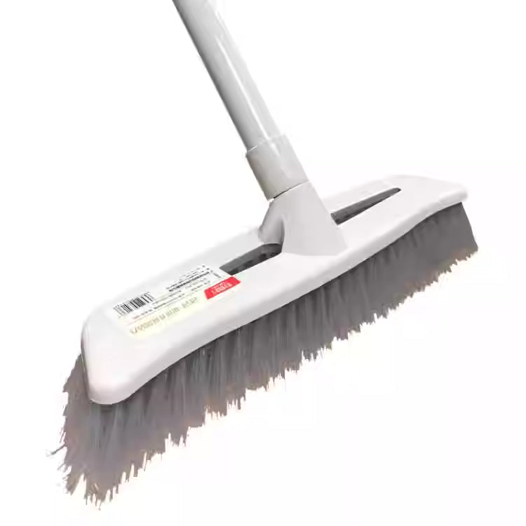 Cozy Nook 长柄硬毛地板刷，白色刷头配银色手柄，专为浴室瓷砖缝隙和角落清洁设计。