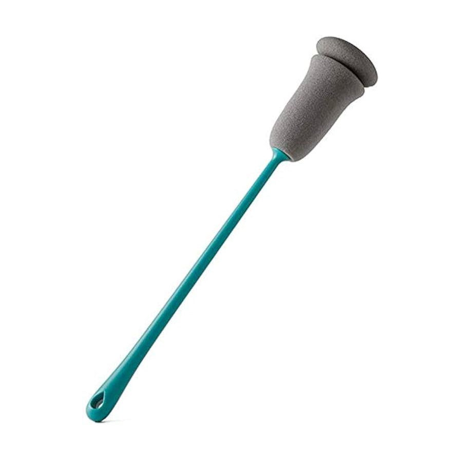 一款长柄杯刷，采用青绿色细长手柄和灰色柔韧海绵刷头，展示在白色背景下。