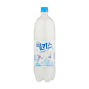乐天 Lotte 妙之吻 Milkis 牛奶味碳酸饮料 1.5L 大容量瓶装，白色乳状质地，蓝色瓶盖，包装印有卡通插画。