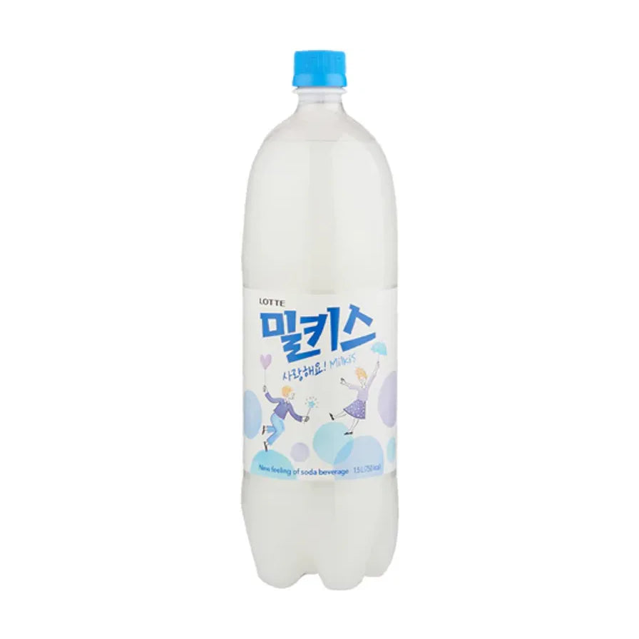 乐天 Lotte 妙之吻 Milkis 牛奶味碳酸饮料 1.5L 大容量瓶装，白色乳状质地，蓝色瓶盖，包装印有卡通插画。
