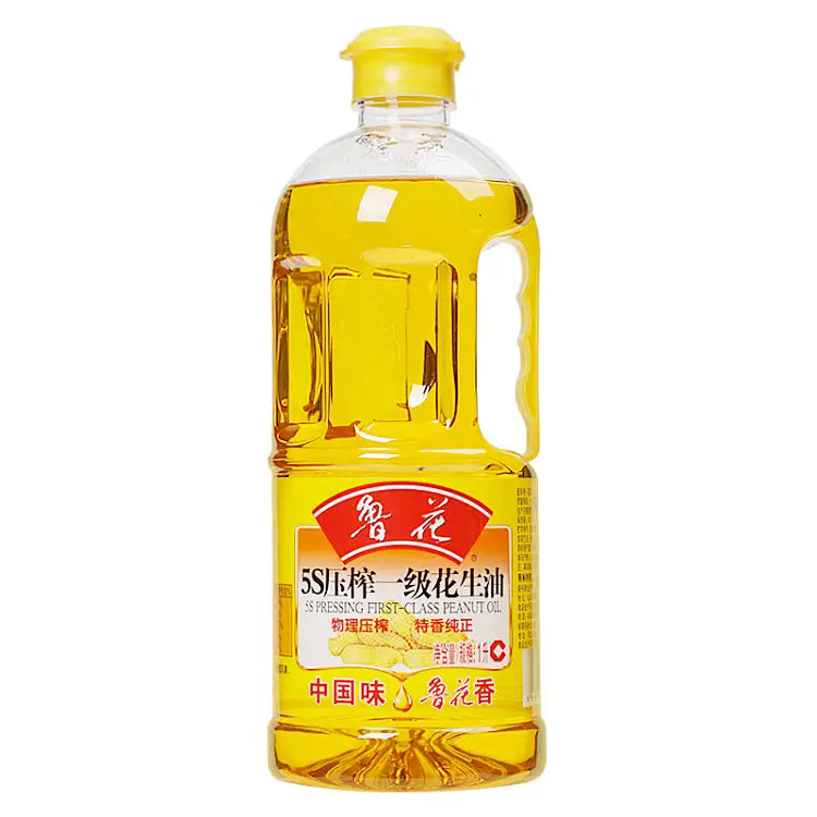 鲁花花生油 1L 瓶装正面图，透明瓶身展示金黄色油体与红色标签