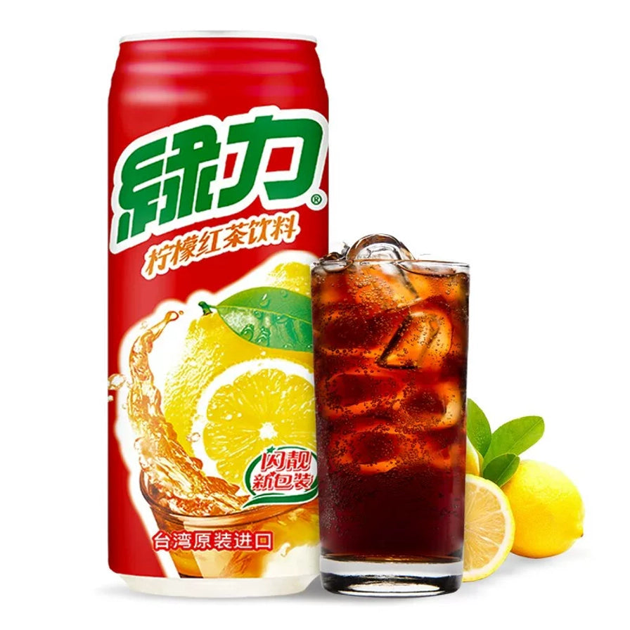 绿力柠檬红茶饮料，红色铝罐包装，配有一杯加冰柠檬红茶和新鲜柠檬。