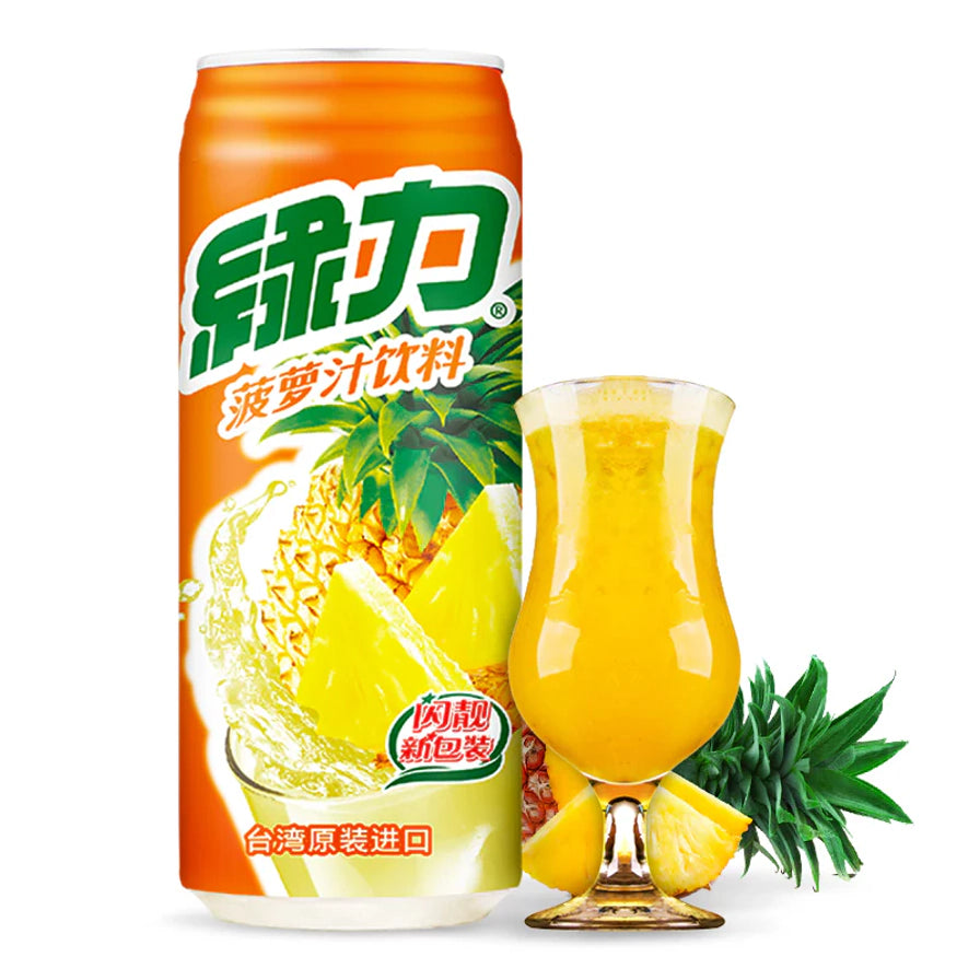 绿力菠萝汁饮料，橙色铝罐包装，配有菠萝切片和一杯冰镇菠萝汁。