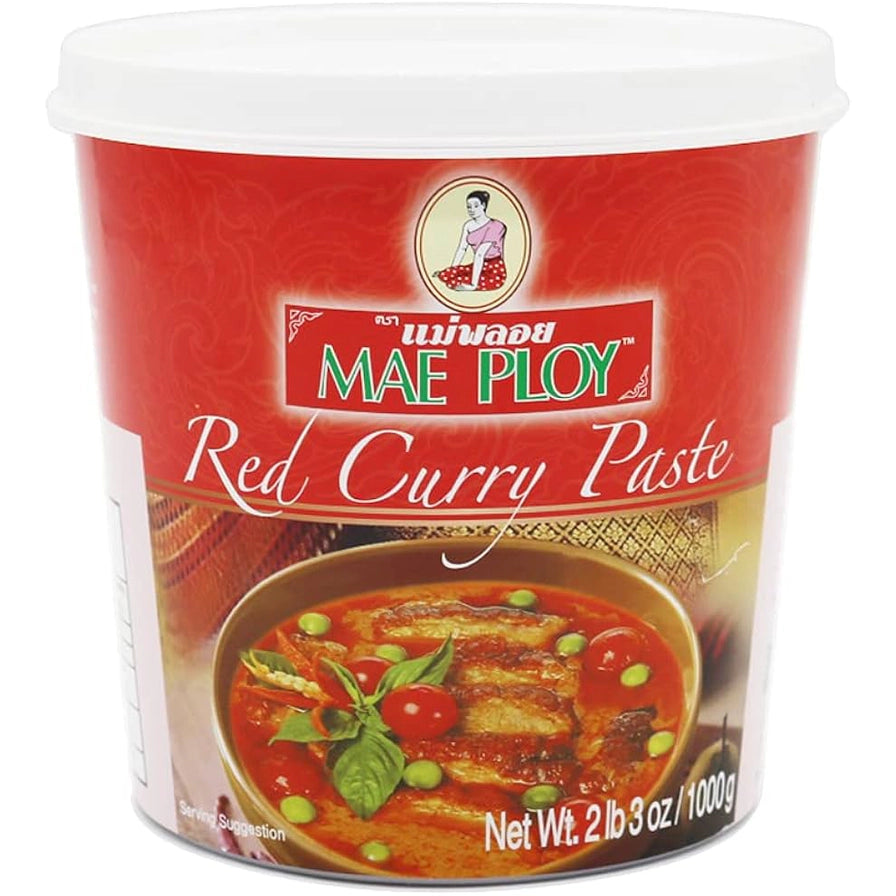 Mae Ploy 红咖喱酱罐装，红色包装，正面印有红咖喱成品图，白色背景。