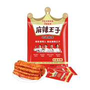 麻辣王子地道辣条很麻很辣口味包装袋，前方摆放着一盘色泽红亮、裹满辣椒粉的辣条，以及两小袋独立包装。