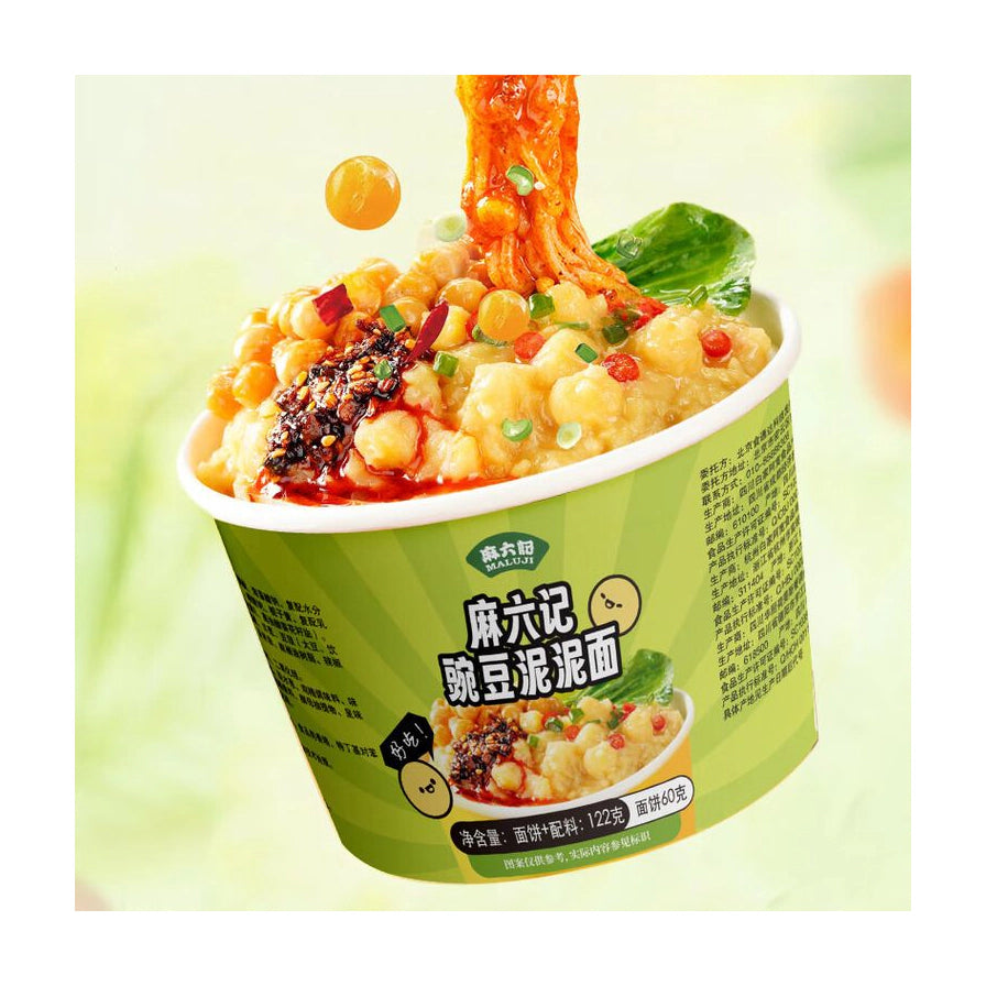 麻六记豌豆泥泥面特写展示，面条裹满浓郁豌豆泥，配有辣椒油和葱花点缀。