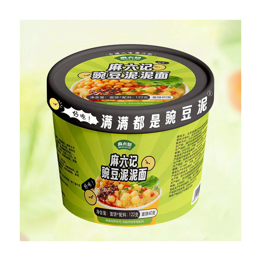 麻六记豌豆泥泥面桶装产品正面图，绿色包装上印有“满满都是豌豆泥”字样及净含量信息。