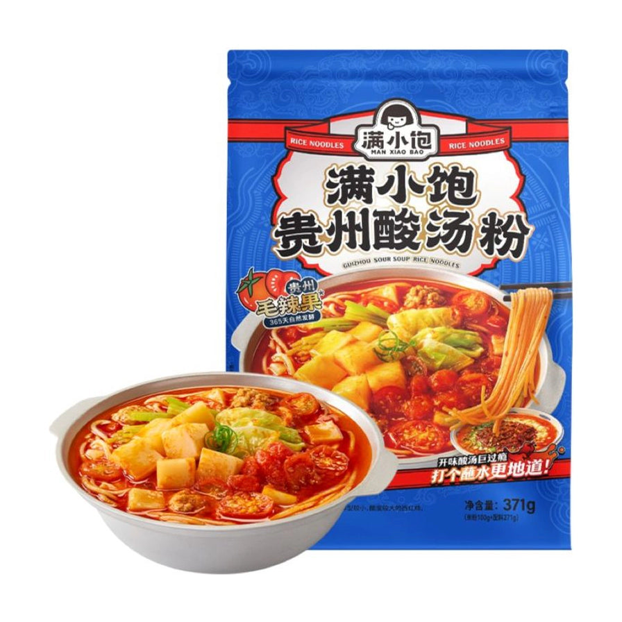 满小饱贵州酸汤粉包装袋与一碗煮好的酸汤米粉，碗中配料丰富，汤色红亮，展现地道凯里风味。