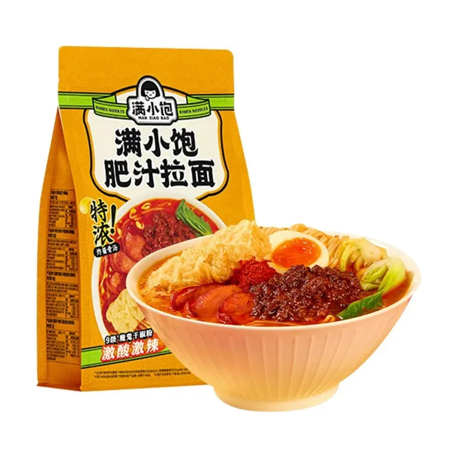 满小饱肥汁拉面包装袋与一碗煮好的拉面，配料包含肉酱、响铃卷、溏心蛋和青菜，汤底浓郁。