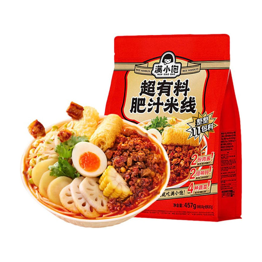 满小饱超有料肥汁米线红色包装袋与一碗配料丰富的米线，包含肉酱、响铃卷、半颗卤蛋、藕片和玉米。