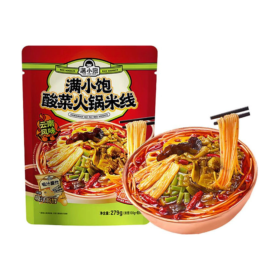 满小饱酸菜火锅米线包装袋，红色背景，配有一碗盛满酸菜、腐竹和红油汤底的米线实物图，筷子挑起米线展示。