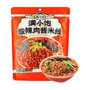 满小饱酸辣肉酱米线包装袋及一碗配料丰富的成品米线，展示浓郁肉酱、木耳和青菜。