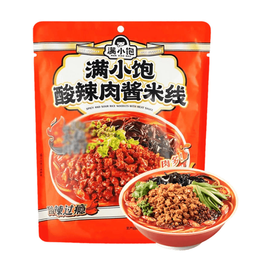 满小饱酸辣肉酱米线包装袋及一碗配料丰富的成品米线，展示浓郁肉酱、木耳和青菜。