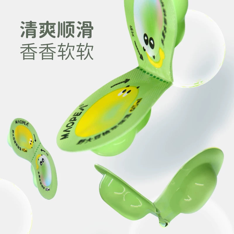 护发精油胶囊使用场景或质地展示图，呈现水润光泽感