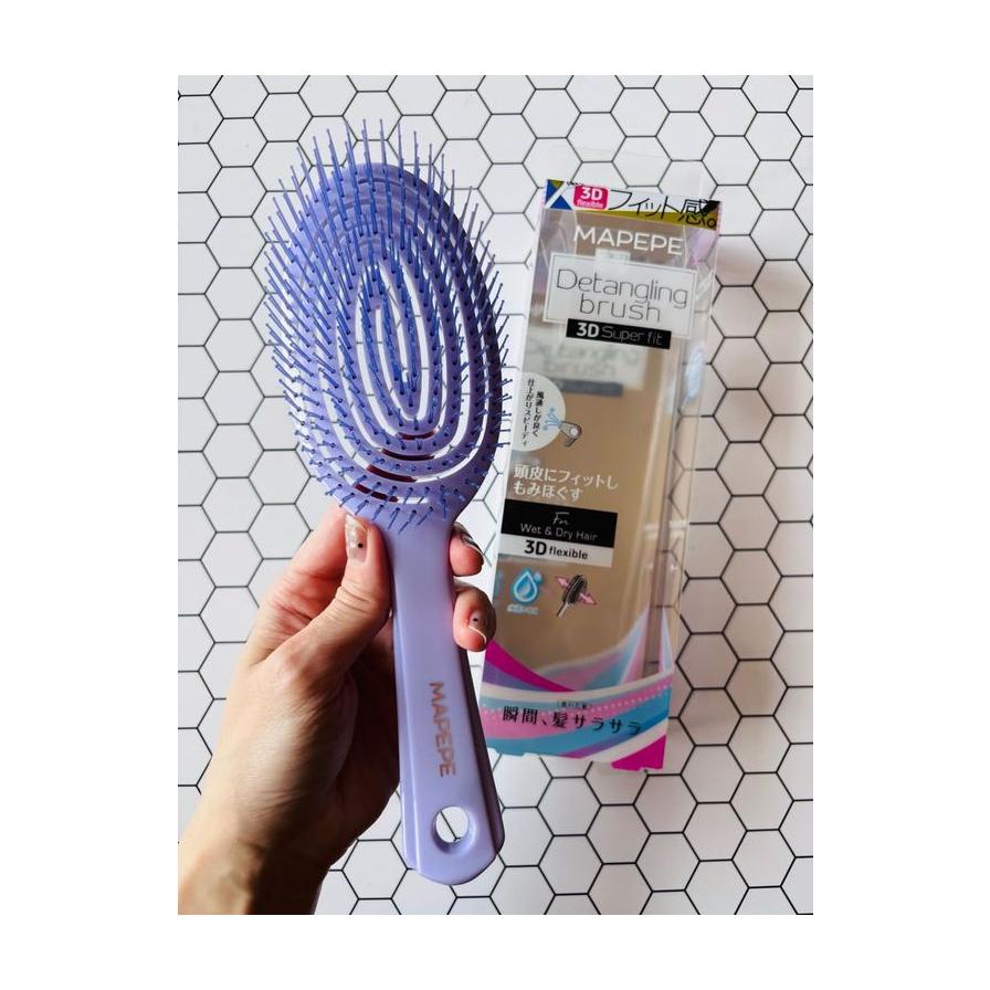 手持 MAPEPE 紫色气垫梳特写，背景为六边形瓷砖墙面。