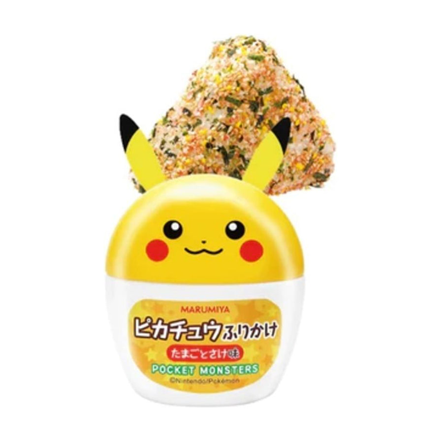 丸美屋皮卡丘造型瓶装拌饭料，背景为撒上拌饭碎的三角饭团，包装印有宝可梦皮卡丘图案。