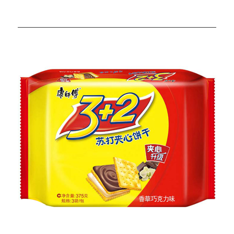 康师傅 3+2 苏打夹心饼干香草巧克力味 375g 包装正面图，红黄配色包装袋上印有品牌 Logo、产品名称及饼干实物示意图。