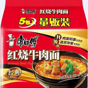 康师傅红烧牛肉面包装特写，经典红色袋装设计，展示浓郁肉汤风味方便面。