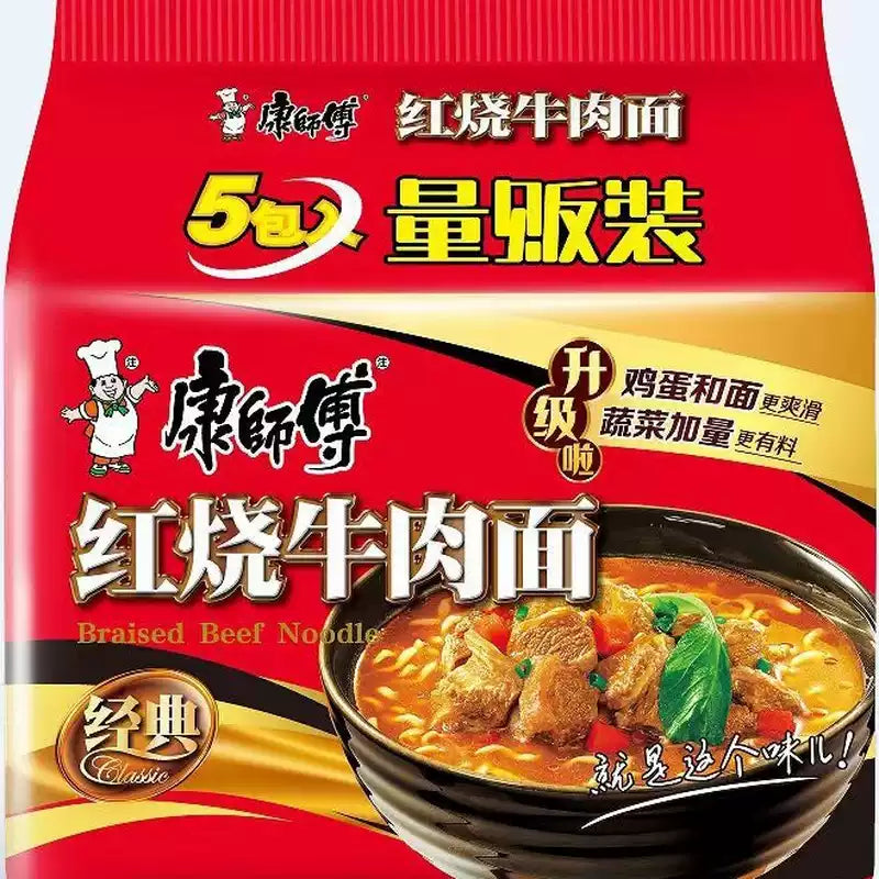康师傅红烧牛肉面包装特写，经典红色袋装设计，展示浓郁肉汤风味方便面。