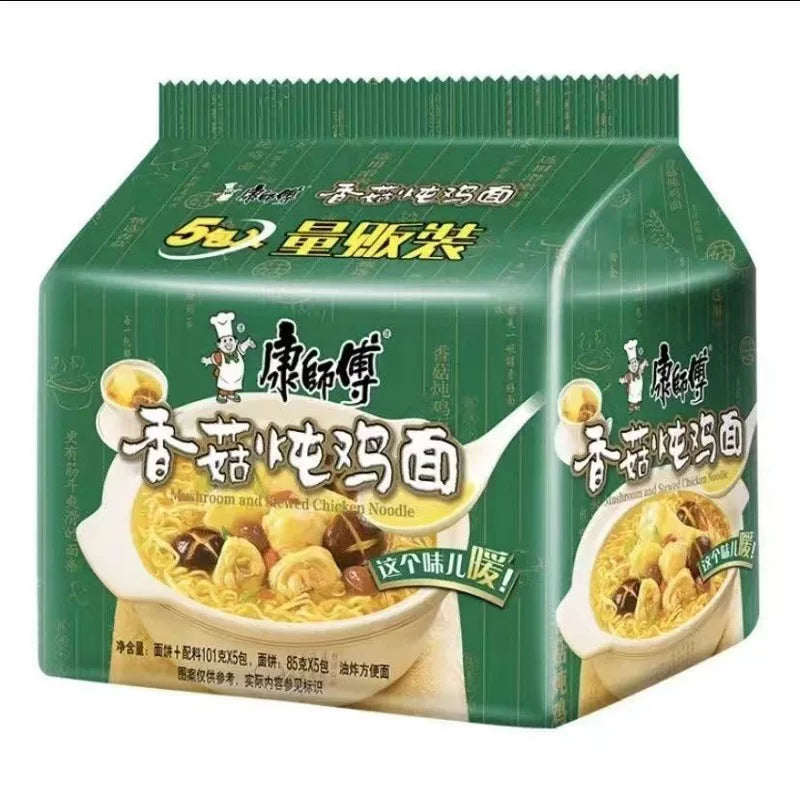 康师傅香菇炖鸡面包装特写，暖黄色袋装设计，展示菌菇鲜香清淡风味方便面。