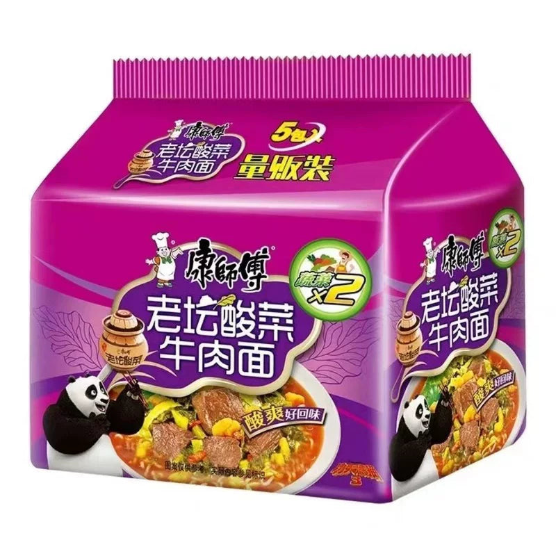 康师傅老坛酸菜牛肉面包装特写，绿色调袋装设计，展示酸爽开胃发酵风味方便面。