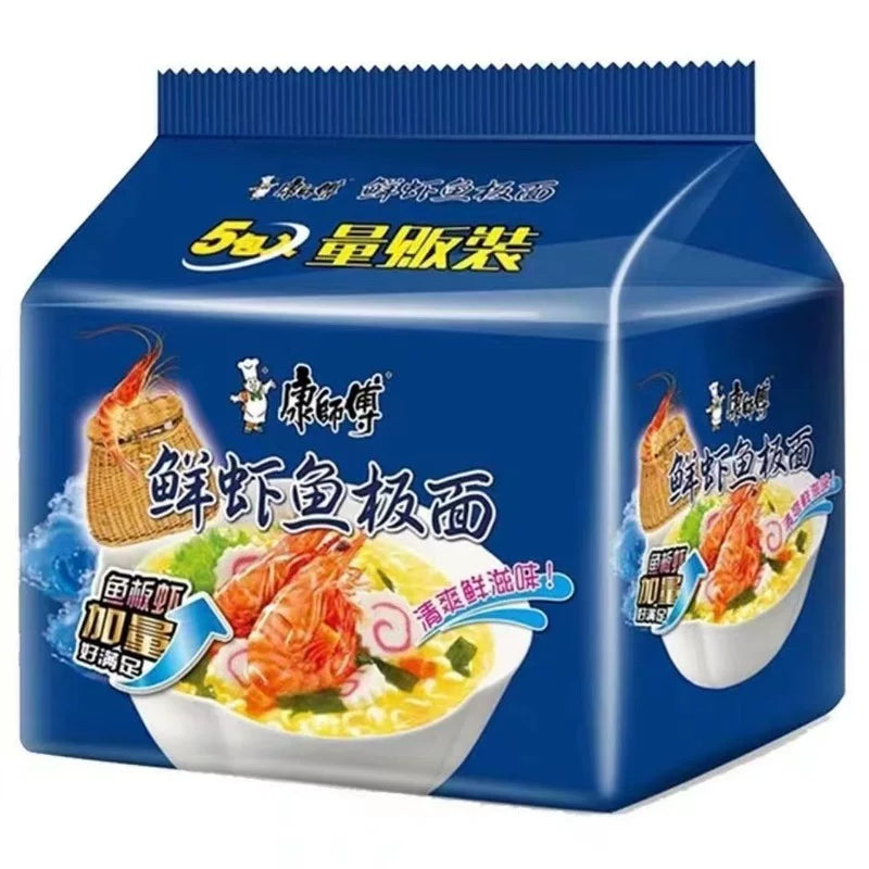 康师傅鲜虾鱼板面包装特写，蓝白色袋装设计，展示海鲜清甜非辣风味方便面。