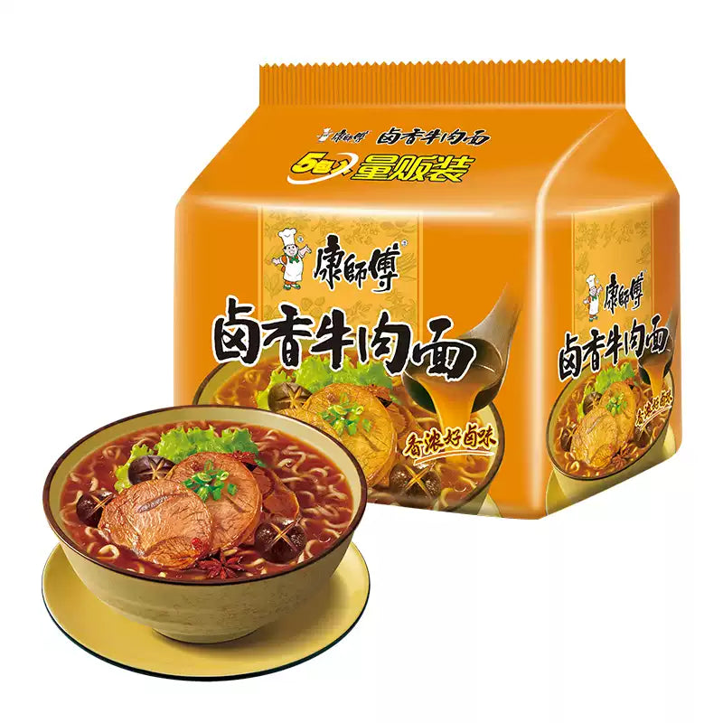 康师傅卤香牛肉面包装特写，深色调袋装设计，展示醇厚卤味牛肉风味方便面。