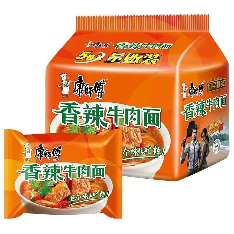 康师傅香辣牛肉面包装特写，红黑配色袋装设计，展示特制红油辛辣风味方便面。
