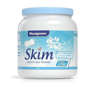Maxigenes美可卓脱脂奶粉1kg罐装正面图，蓝色瓶盖，白色瓶身，印有Skim字样和奶牛图案。