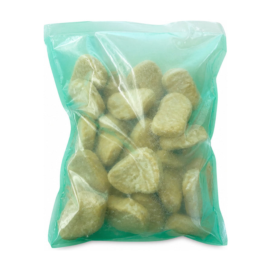 白色背景上一袋冷冻的麦当劳风味脆脆鸡块，透明青色包装袋内可见金黄色的鸡块。