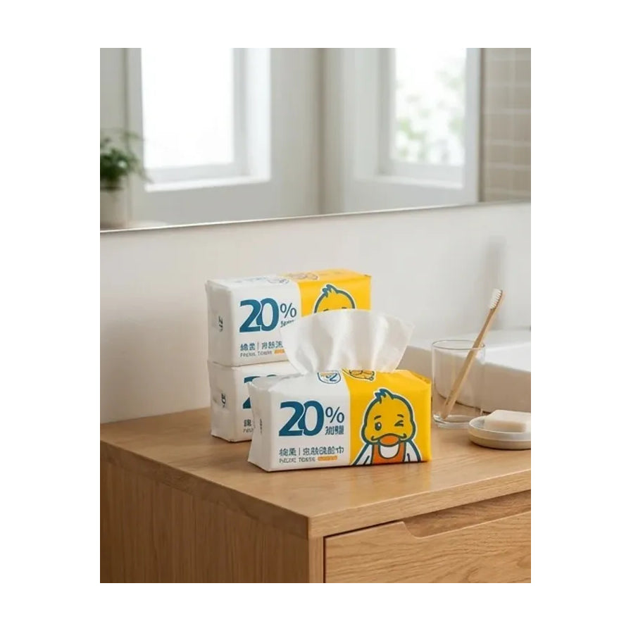 浴室木质台面上摆放的 MEET DUCK 洗脸巾，展示抽取式使用场景及家居环境。