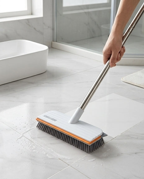 可伸缩长柄地刷整体图，展示 180 度旋转刷头在浴室地面的使用角度