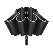 美加南黑色自动雨伞的半收拢状态展示，手柄上有一键开合按钮，伞边缘带有反光条设计。