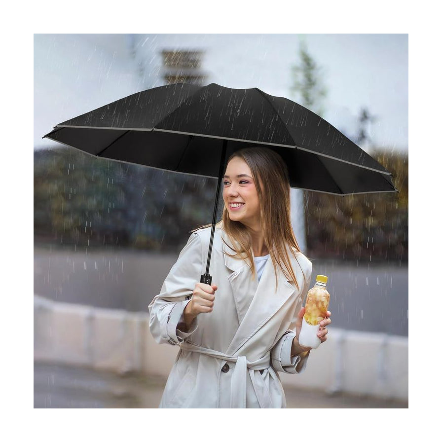 一名女性在雨中撑着美加南黑色自动雨伞，展示雨伞的实际使用场景和防水遮雨效果。