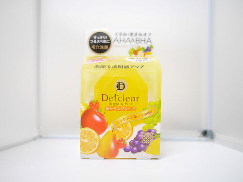 白色摄影棚背景下拍摄的明色 Detclear 洁面皂产品实物图，展示黄色包装盒正面细节