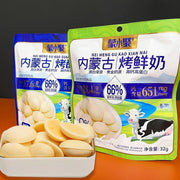 蒙小聚内蒙古烤鲜奶原味包装袋，前方摆放一小碗圆片状的奶黄色烤鲜奶零食，包装上有奶牛和草原图案。