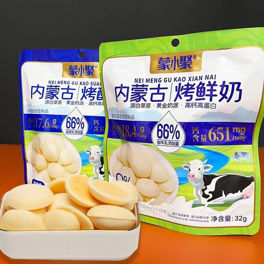 蒙小聚内蒙古烤鲜奶原味包装袋，前方摆放一小碗圆片状的奶黄色烤鲜奶零食，包装上有奶牛和草原图案。