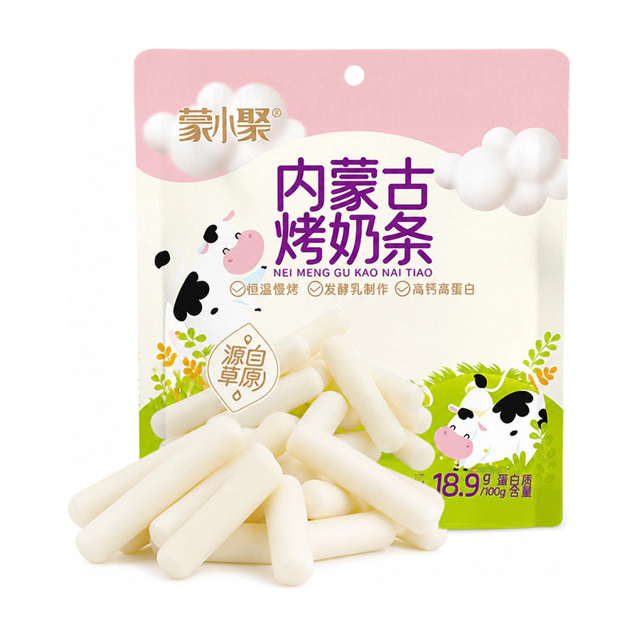 蒙小聚内蒙古烤酸奶条奶味包装图，粉色背景包装，前方堆叠着多根乳白色长条状烤酸奶条。