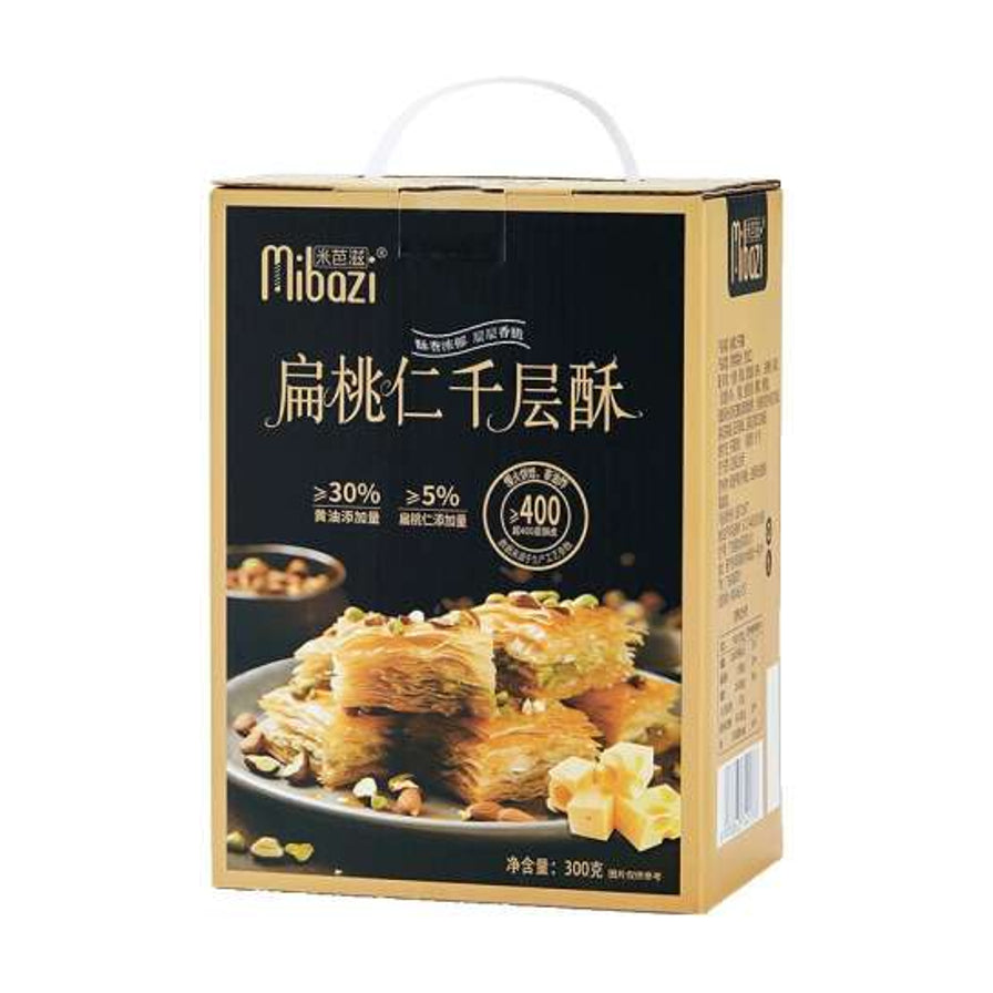 米芭兹扁桃仁千层酥300g礼盒包装正面，展示了产品名称、黄油与扁桃仁添加量说明，以及层叠酥脆的千层酥实物展示图。