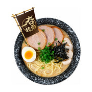 俯拍一碗热气腾腾的日式豚骨拉面，包含叉烧肉片、半熟溏心蛋、葱花、海苔丝和蘑菇，碗中插有一面印有“大口拉面”字样的深色小旗。