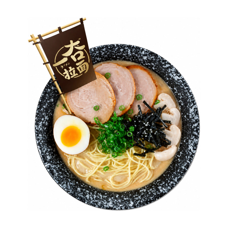 俯拍一碗热气腾腾的日式豚骨拉面，包含叉烧肉片、半熟溏心蛋、葱花、海苔丝和蘑菇，碗中插有一面印有“大口拉面”字样的深色小旗。