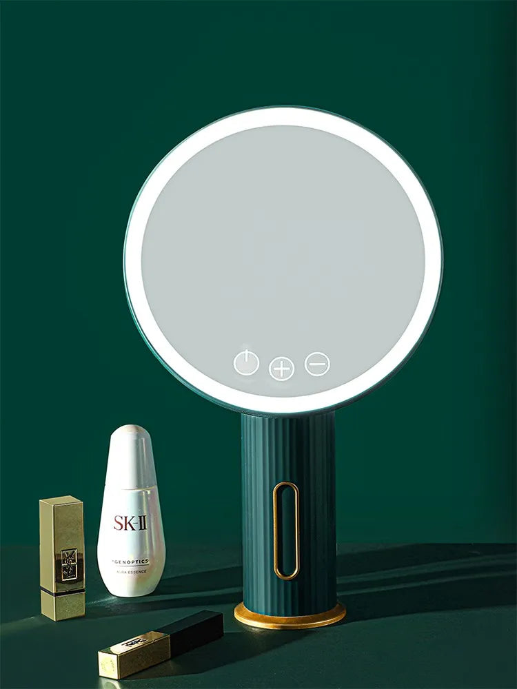 墨玉绿 LED 化妆镜置于深绿色背景的生活场景图，搭配 SK - II 护肤品与口红展示桌面使用效果。