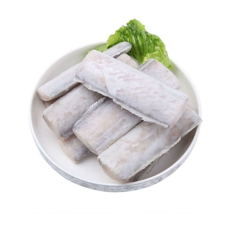 白色瓷碗中盛放的冷冻带鱼段特写，表面覆有薄霜，搭配绿色生菜叶点缀。