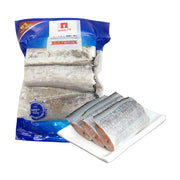 明发野生带鱼段 400g 产品包装及盘中解冻后的鱼肉展示，银色鱼皮完整，肉质紧实。