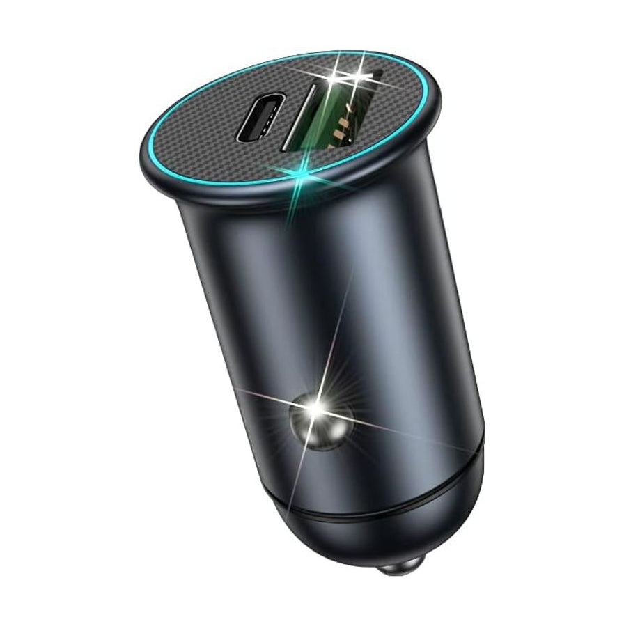 黑色迷你车载充电器特写，展示双口设计，包括一个 USB - C 和一个 USB - A 接口，外观小巧精致。