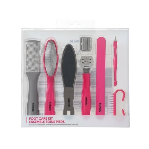 名创优品足部护理套装正面图，透明包装内含磨脚板、指甲钳等 8 件粉色与灰色工具。