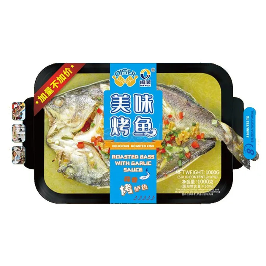 闽威蒜香口味秘制现烤活鲈鱼包装图，展示金黄色的蒜蓉酱汁覆盖在整条鲈鱼上。