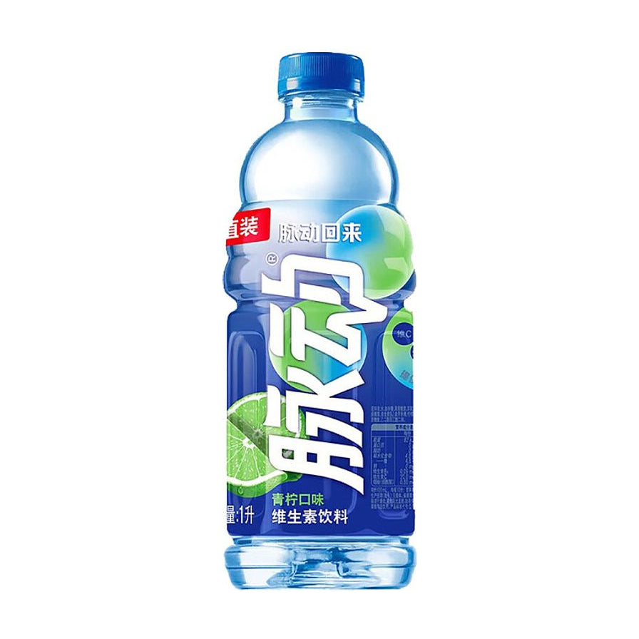 脉动维生素饮料1L大容量装，青柠口味，蓝色透明瓶身配以青柠图案。