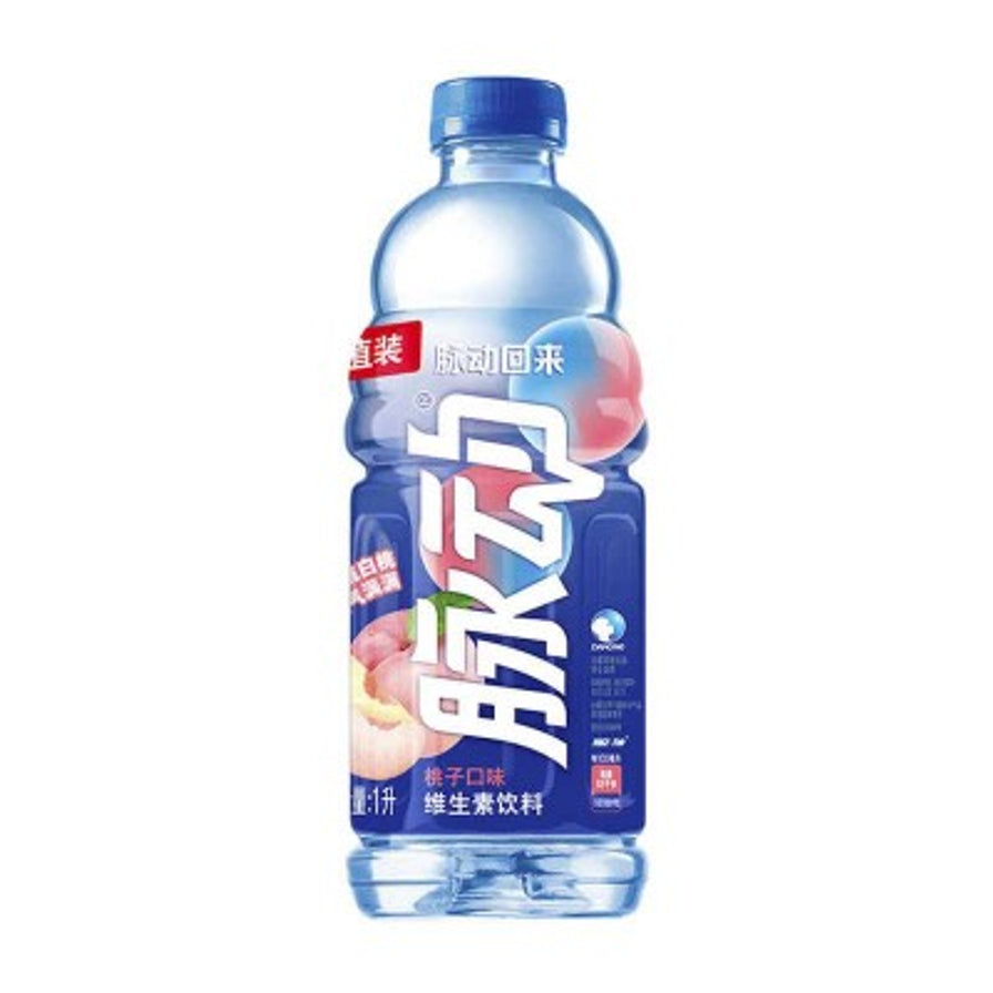 脉动维生素饮料1L大容量装，桃子口味，蓝色透明瓶身配以粉色桃子图案。