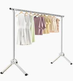 单杆可移动晾衣架正面图，带脚轮设计，适合小户型阳台或室内使用